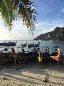 Esses barcos são os taxis em Koh Phi Phi