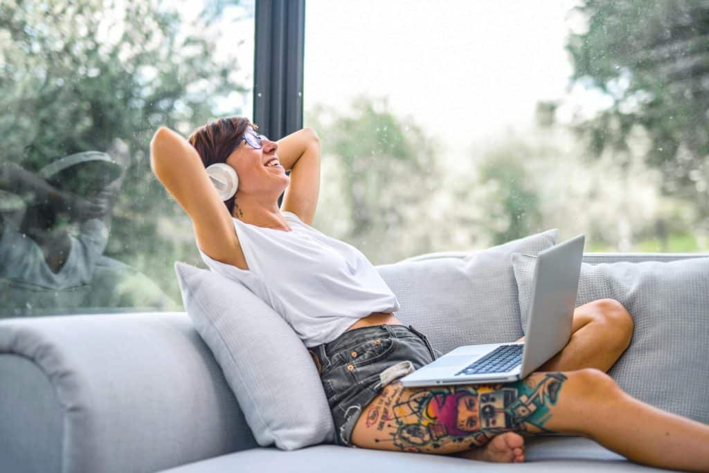 Home office - Foto de Andrea Piacquadio: https://www.pexels.com/pt-br/foto/mulher-sentada-no-sofa-3768158/